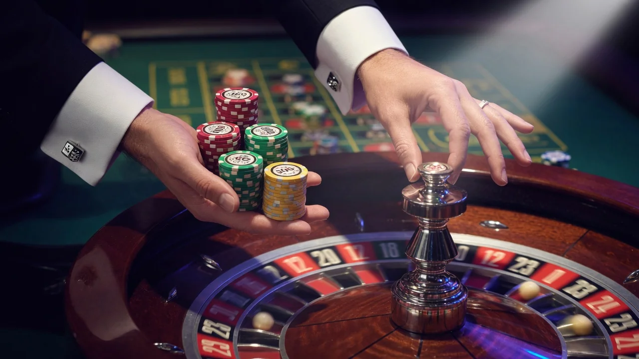 Croupier-Hände am Roulette-Tisch